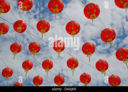 Il cinese lanterne rosse contro nuvoloso cielo blu Foto Stock