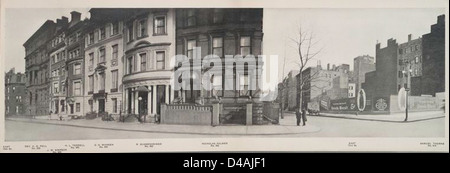 Questa fotografia del 1911 cattura una scena di strada sulla East 73rd Street a New York, evidenziando edifici e cartelli lungo la trafficata strada. Foto Stock