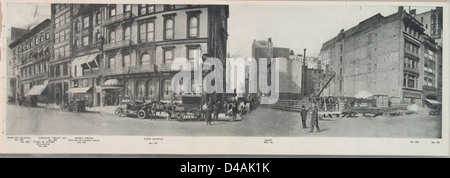 Questa fotografia mostra vari stabilimenti di New York come la Berlitz School, Mark Cross e Café Martin, insieme all'attività di costruzione sulla Fifth Avenue, catturata nel 1911. L'immagine riflette lo sviluppo culturale e architettonico della città. Foto Stock