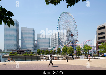 Orologio ruota panoramica Ferris al Cosmo World parco divertimenti in MM21 (Minato Mirai 21) complesso sul lungomare di Yokohama, Giappone. Foto Stock