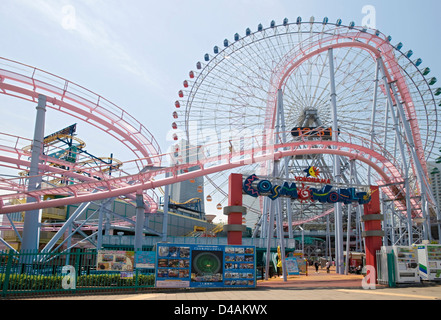 Orologio ruota panoramica Ferris al Cosmo World parco divertimenti sul lungomare di Yokohama, Giappone. Foto Stock