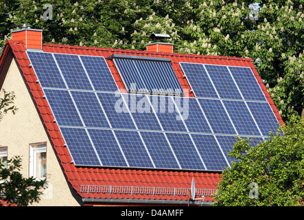 Neuenhagen, Germania, impianto solare sul tetto di una casa di famiglia Foto Stock