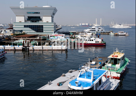 Il moderno International Passenger Terminal edificio su Osanbashi Pier domina il lungomare di occupato di Yokohama, Giappone. Foto Stock