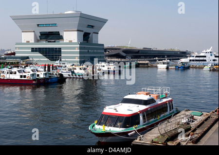 Il trasporto internazionale di passeggeri Terminal dell'Osanbashi Pier sul lungomare della Baia di Yokohama, Giappone Foto Stock