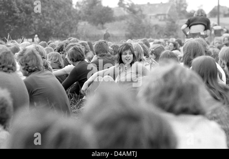 Kleinwanzleben, REPUBBLICA DEMOCRATICA TEDESCA, le persone su un open-air concerto di Puhdys Foto Stock