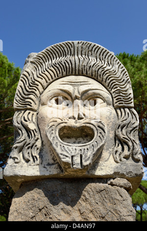 Maschera Teatrale nella antica città romana di Ostia Antica vicino a Roma, Italia Foto Stock