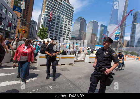 Gli ufficiali di polizia a 9/11 memoriale Foto Stock