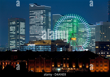 Akarenga Koen (rosso mattone Park), Orologio ruota panoramica Ferris e Queen Square a MM21 (Minato Mirai 21) complesso sul lungomare di Yokohama. Foto Stock