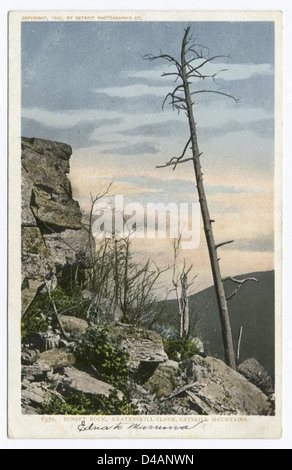 L'immagine cattura il panoramico Kaaterskill Clove e Sunset Rock nelle Catskill Mountains, New York. La fotografia del 1902 fa parte della collezione di immagini paesaggistiche della regione della New York Public Library. Foto Stock
