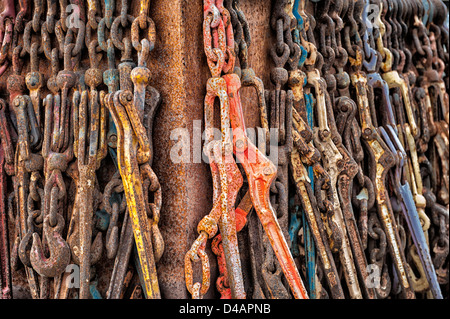 Vecchi raccoglitori di carico arrugginiti appesi al contenitore di stoccaggio arrugginito in Sitka, Alaska, Stati Uniti Foto Stock