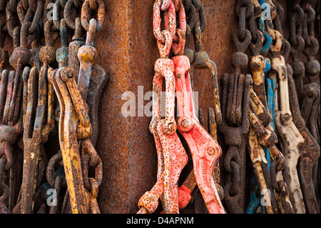 Vecchi raccoglitori di carico arrugginiti appesi al contenitore di stoccaggio arrugginito in Sitka, Alaska, Stati Uniti Foto Stock