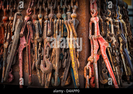 Vecchi raccoglitori di carico arrugginiti appesi al contenitore di stoccaggio arrugginito in Sitka, Alaska, Stati Uniti Foto Stock