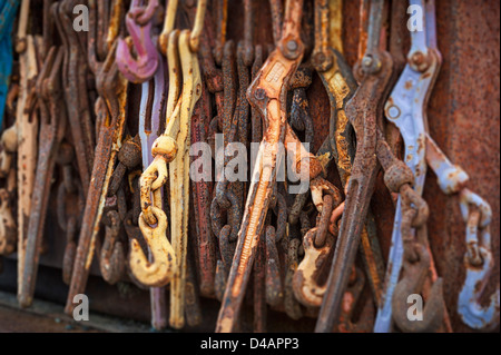 Vecchi raccoglitori di carico arrugginiti appesi al contenitore di stoccaggio arrugginito in Sitka, Alaska, Stati Uniti Foto Stock