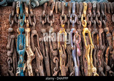 Vecchi raccoglitori di carico arrugginiti appesi al contenitore di stoccaggio arrugginito in Sitka, Alaska, Stati Uniti Foto Stock