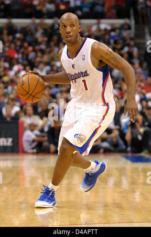 Los Angeles, California, USA. Il 10 marzo 2013. Clippers point guard Billups Elena (1) sposta la sfera durante il gioco NBA tra i Los Angeles Clippers e i pistoni di Detroit a Staples Center a Los Angeles, CA. David cofano/CSM/Alamy Live News Foto Stock