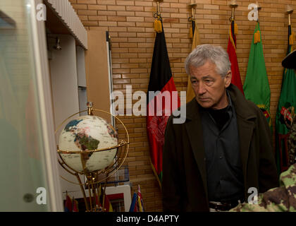 Il Segretario alla difesa degli Stati Uniti Chuck Hagel visita la sala degli eroi a Kabul militare Centro di formazione Marzo 10, 2013 a Kabul, Afghanistan. Hagel è in Afghanistan durante il suo primo viaggio come Segretario della Difesa a visitare le truppe degli Stati Uniti e la NATO e i leader afghani. Foto Stock