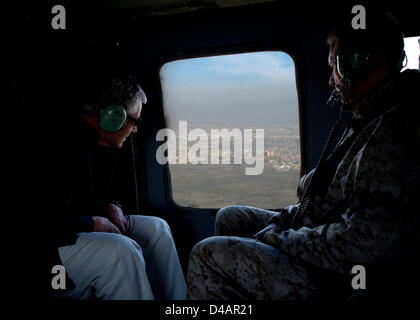 Il Segretario alla difesa degli Stati Uniti Chuck Hagel vola su Kabul o con il suo Senior consulente militare Tenente Generale Thomas Waldhauser Marzo 10, 2013 a Kabul, Afghanistan. Hagel è in Afghanistan durante il suo primo viaggio come Segretario della Difesa a visitare le truppe degli Stati Uniti e la NATO e i leader afghani. Foto Stock