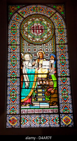 Finestra di vetro colorato giovani un insegnamento di Gesù tempio maria Monestir Monastero di Montserrat, Barcellona, in Catalogna, Spagna Foto Stock