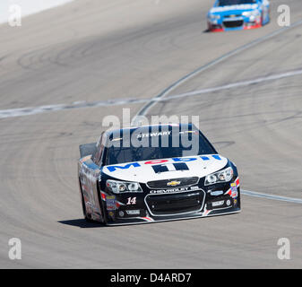 Las Vegas, Nevada, USA. Il 10 marzo 2013. Tony Stewart (14) Le gare attraverso le spire durante la Kobalt Tools 400 a Las Vegas Motor Speedway in Las Vegas NV. Credito: Cal Sport Media / Alamy Live News Foto Stock