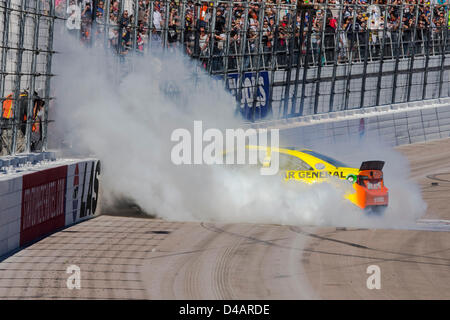 Las Vegas, Nevada, USA. Il 10 marzo 2013. Matt Kenseth (20) vince la Kobalt Tools 400 a Las Vegas Motor Speedway in Las Vegas NV. Credito: Cal Sport Media / Alamy Live News Foto Stock