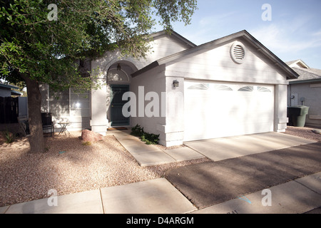 Una modesta casa con Rock cantiere in una comunità del sud di Phoenix in Arizona, Stati Uniti Foto Stock