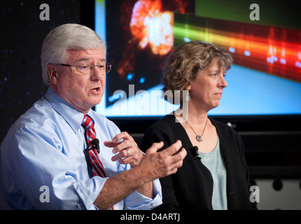 Il telescopio spaziale Hubble fornisce immagini aggiornate di stelle e galassie distanti, supportando la ricerca astrofisica e espandendo la comprensione dell'universo attraverso l'osservazione spaziale. Foto Stock