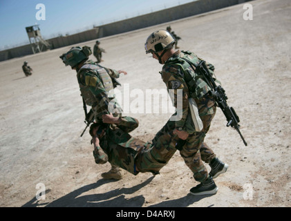 Afghan Commandos da Operazioni Speciali Kandak durante l'esecuzione di reagire alle punte di contatto 5 marzo 2013 nel distretto di rondella, provincia di Helmand, Afghanistan, 5 marzo 2013. Foto Stock