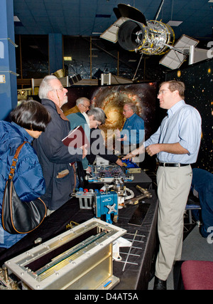 Il telescopio spaziale Hubble cattura immagini dettagliate di stelle e pianeti lontani, fornendo dati cruciali per la ricerca in corso in astronomia e scienza spaziale. Foto Stock