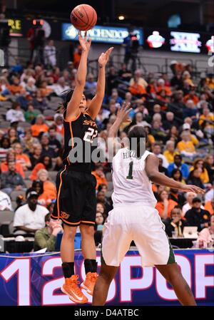 Marzo 10, 2013 - Dallas, TX, Stati Uniti d'America - 10 Marzo 2013..Oklahoma State guard Brittney Martin #22 durante grandi 12 donne Campionato di basket semifinale partita a American Airline Center a Dallas, TX. Baylor sconfitta Oklahoma State 77-69 per avanzare alla finale. Foto Stock
