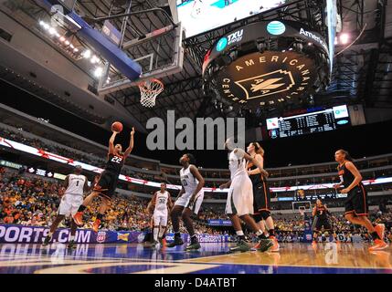 Marzo 10, 2013 - Dallas, TX, Stati Uniti d'America - 10 Marzo 2013..Oklahoma State guard Brittney Martin #22 va per un cestello durante grandi 12 donne Campionato di basket semifinale partita a American Airline Center a Dallas, TX. Baylor sconfitta Oklahoma State 77-69 per avanzare alla finale. Foto Stock