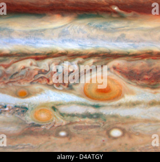 Il telescopio spaziale Hubble cattura immagini dettagliate della grande Macchia Rossa di Giove, un massiccio sistema di tempesta, che offre informazioni sulla sua struttura e dinamica. L'immagine evidenzia anche la galassia circostante. Foto Stock