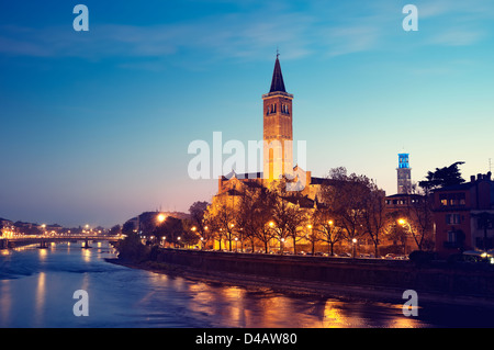 Chiesa di Sant'Anastasia e il fiume Adige durante la notte. Foto Stock