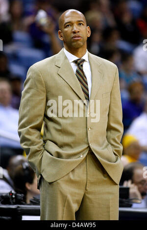 New Orleans, Louisiana, Stati Uniti d'America. Il 10 marzo 2013. New Orleans Hornets head coach Monty Williams reagisce durante l'NBA Basketball gioco tra i New Orleans Hornets e Portland Trail Blazers a New Orleans Arena di New Orleans, LA. Credito: Cal Sport Media / Alamy Live News Foto Stock