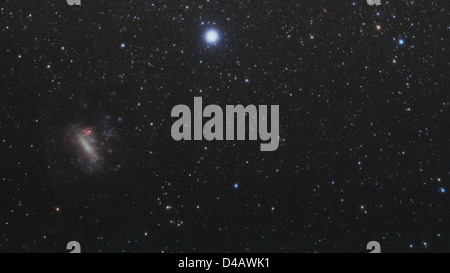 Il telescopio spaziale Hubble della NASA cattura immagini dettagliate della nebulosa N11 nella grande Nube Magellanica, fornendo informazioni sulla formazione delle stelle e sulla struttura delle galassie. Foto Stock