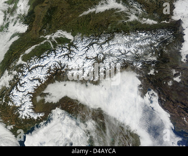 Satellite della NASA cattura innevate delle Alpi Foto Stock