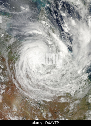 Il satellite della NASA ha catturato un'immagine impressionante del ciclone Yasi, una tempesta di categoria 5, mentre ha colpito l'Australia nord-orientale nel 2011, causando danni significativi e inondazioni diffuse. Foto Stock