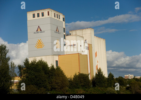 Allied Mills edificio in Eccles dal Manchester Ship Canal dalla Mersey Ferry Foto Stock