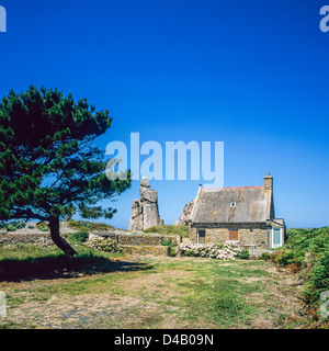 Casa e rocce 'Pors Saff' 'Plougrescant' Bretagna Francia Europa Foto Stock