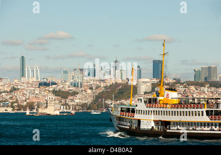 Türkei, Istanbul, Fährschiff vor dem Leanderturm, Blick auf die Skyline von Beyoglu Foto Stock