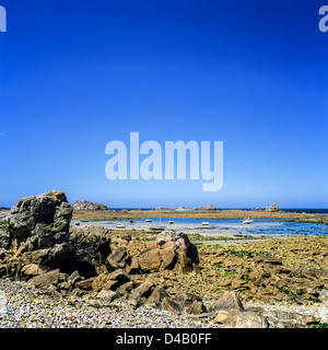 Rocce e 'Pors Scaff' bay a bassa marea 'Plougrescant' Bretagna Francia Foto Stock