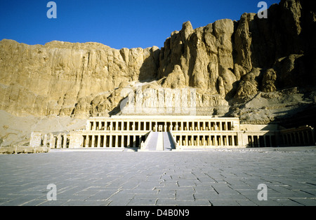 Il sorgere del sole sul Tempio della Regina Hatshepsut (luogo di nobili dame) a Deir el-Bahri su Luxor West Bank in Egitto. Foto Stock