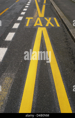 Taxi segno dipinto sulla corsia di marcia Foto Stock