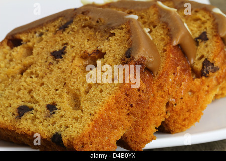 Il Cappuccino e toffee torta con il cioccolato bianco a scaglie, close up Foto Stock