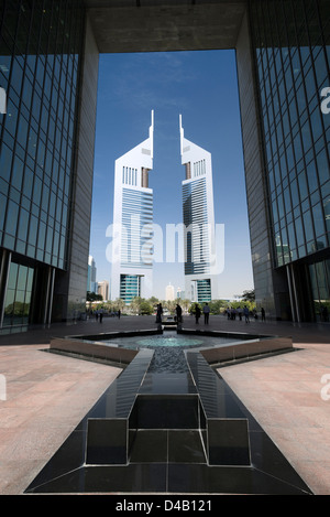 Vista di Emirates Towers dal Gate edificio nel DIFC o Centro Finanziario Internazionale di Dubai in Dubai Emirati Arabi Uniti Foto Stock