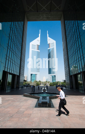 Vista di Emirates Towers dal Gate edificio nel DIFC o Centro Finanziario Internazionale di Dubai in Dubai Emirati Arabi Uniti Foto Stock