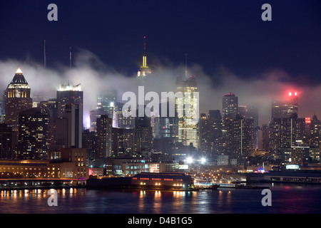 Edifici di nebbia MIDTOWN skyline del fiume Hudson MANHATTAN NEW YORK STATI UNITI D'AMERICA Foto Stock