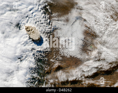 Il vulcano Puyehue-Cordón Caulle eruttò in Cile il 4 giugno 2011, causando nuvole di cenere che influenzarono il trasporto aereo e l'ambiente locale. La NASA ha catturato l'impatto dell'eruzione dallo spazio. Foto Stock