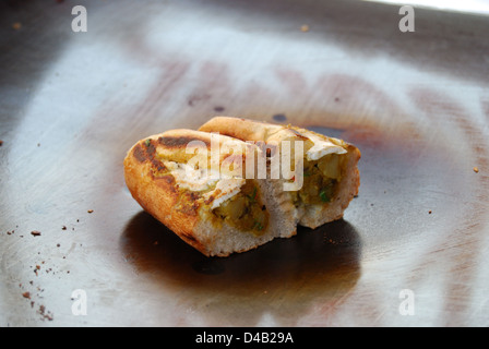 , Aloo tikki è un Indiano settentrionale snack fatti di patate bollite e varie spezie. Foto Stock