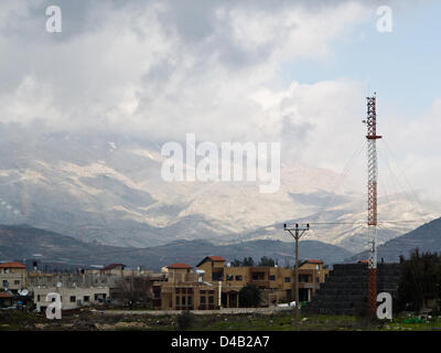 Majdal Shams, il più grande dei quattro villaggi Drusi del Golan, poggia sulle pendici meridionali del Monte Hermon. Controllato da Israele dal 1967, incorporato in Israele da 1981 Legislazione, solo circa il dieci per cento hanno optato per diventare cittadini israeliani. Majdal Shams, Israele. 10-Mar-2013. I Drusi del Golan sono ancora fedele alla Siria a dispetto di Israele stanno prendendo il Golan in guerra di sei giorni 1967. I residenti di Majdal Shams mantenere i legami con i parenti in Siria, studiare in università di Damasco e di esportazione della frutta in Siria. Foto Stock