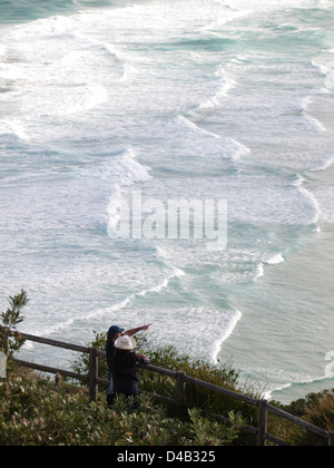 Giovane godendo e puntamento, vista costiera da cape byron guardando a sud verso arakwal national park, New South Wales, Australia Foto Stock